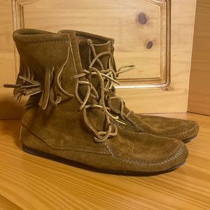 Minnetonka Brown Leather Moccasin boots size 9